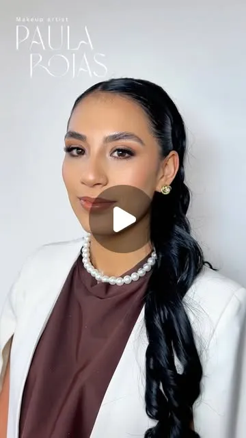 Look de novia con trenza y collar de perlas